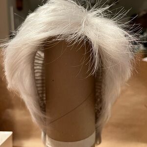 JAMIE CAPLESS SHORT WIG BY ENVY WIGS |Light Grey.